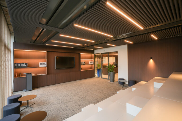 Kantoorlocatie met kleurrijke inrichting