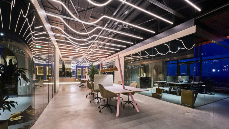 Kantoorlocatie met kleurrijke inrichting