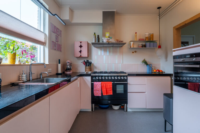 Kleurrijke shootlocatie met speelse kinderkamers