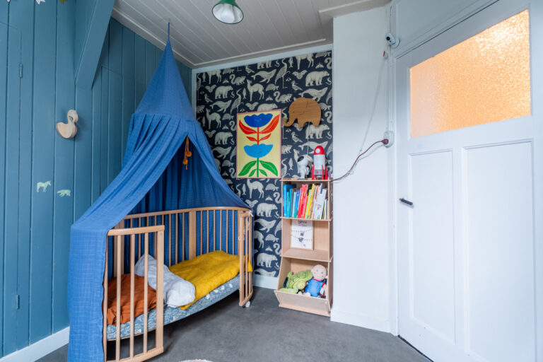 Kleurrijke shootlocatie met speelse kinderkamers