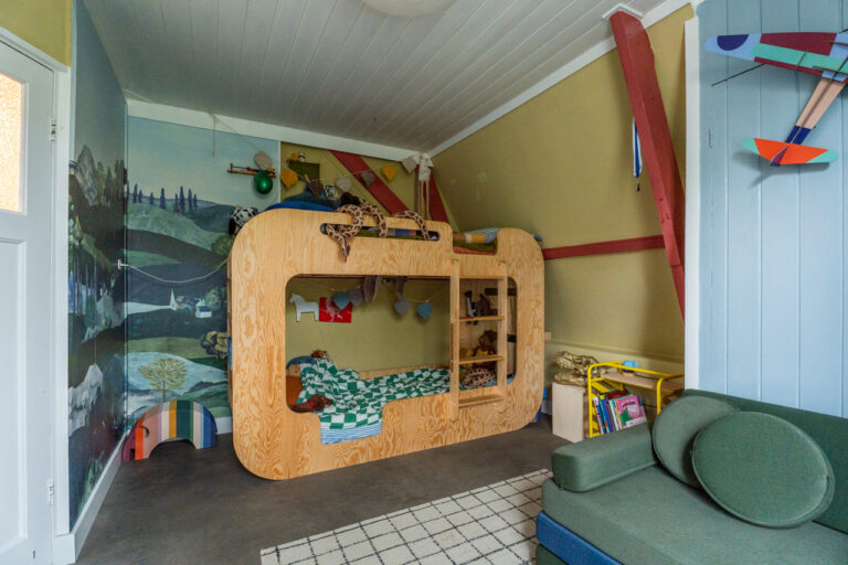 Kleurrijke shootlocatie met speelse kinderkamers