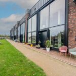 Moderne woning met glazen gevel aan het water