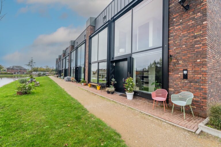 Moderne woning met glazen gevel aan het water