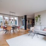 Moderne woning met glazen gevel aan het water