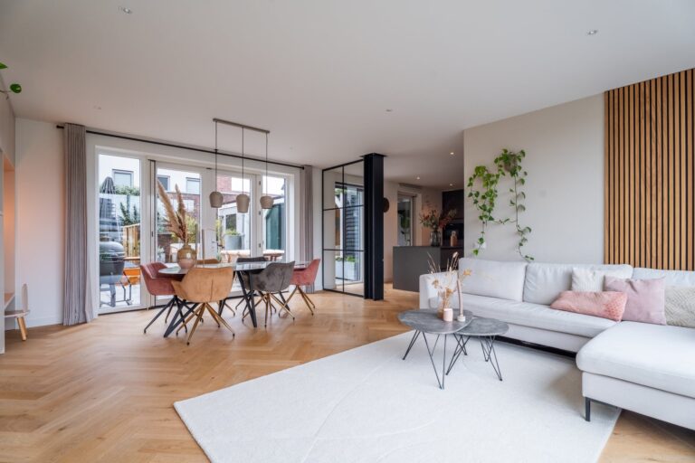 Moderne woning met glazen gevel aan het water