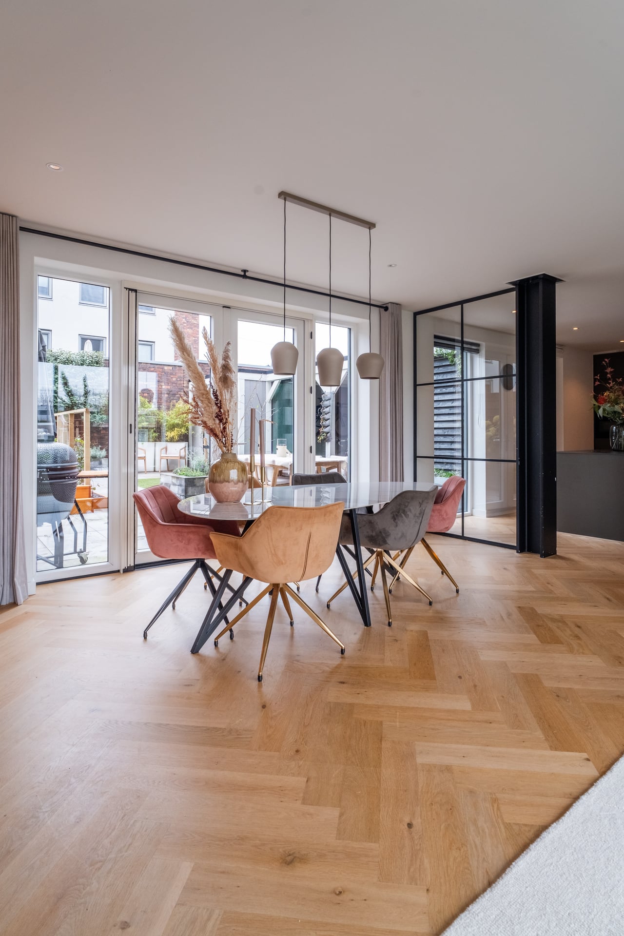 Moderne woning met glazen gevel aan het water