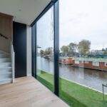 Moderne woning met glazen gevel aan het water