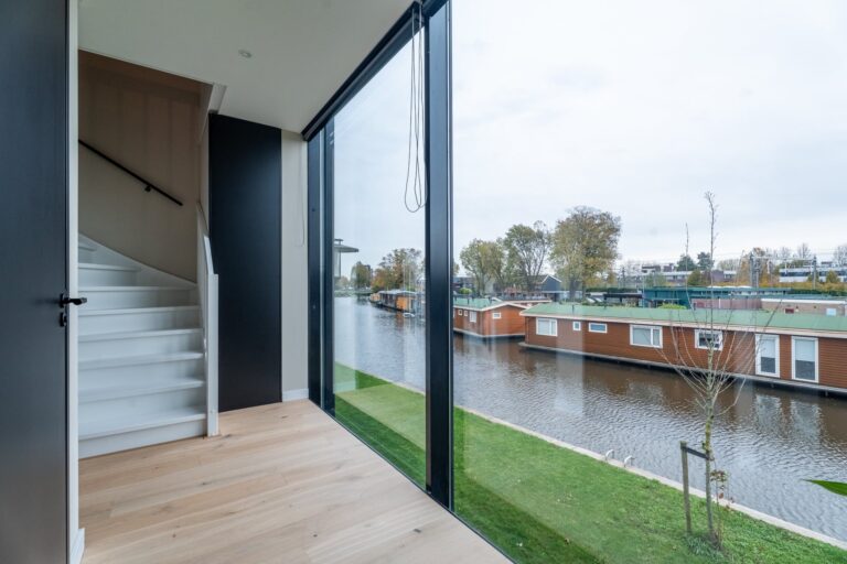 Moderne woning met glazen gevel aan het water