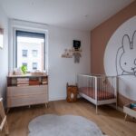 Moderne woning met glazen gevel aan het water kinderkamer