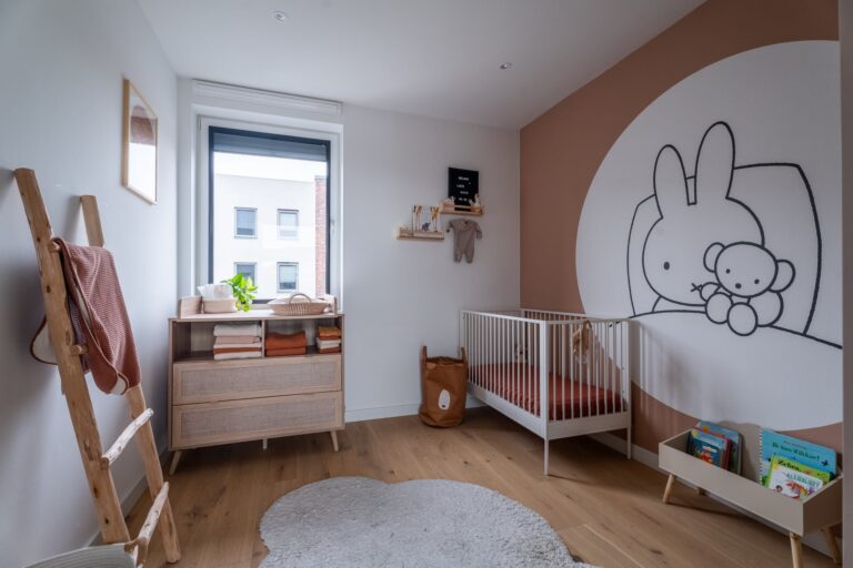 Moderne woning met glazen gevel aan het water kinderkamer