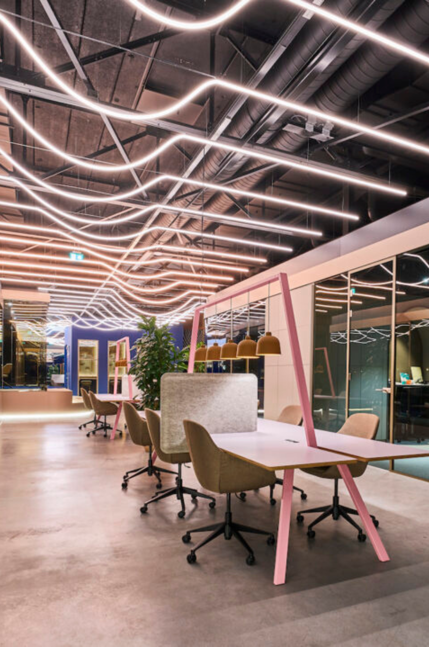 Kantoorlocatie met kleurrijke inrichting
