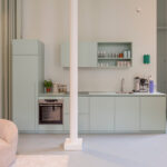 Pastel studio met hoge plafonds