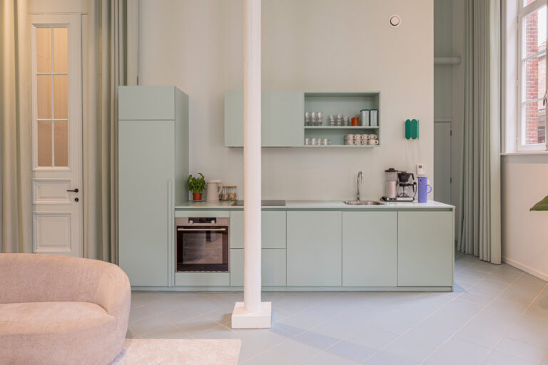 Pastel studio met hoge plafonds