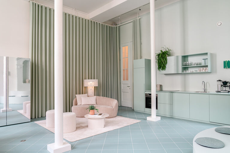 Pastel studio met hoge plafonds