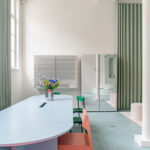 Pastel studio met hoge plafonds