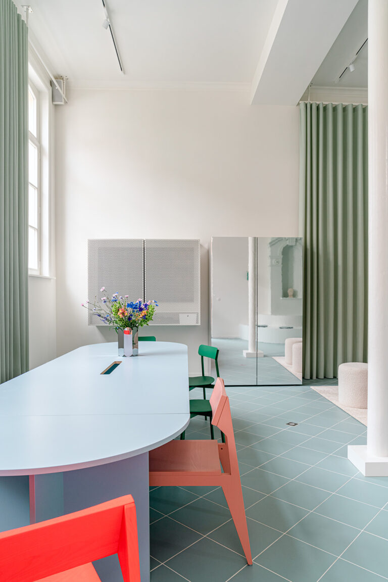 Pastel studio met hoge plafonds