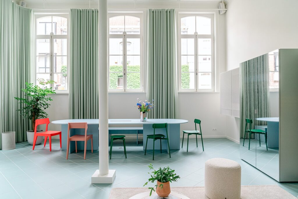 Pastel studio met hoge plafonds