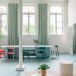 Pastel studio met hoge plafonds