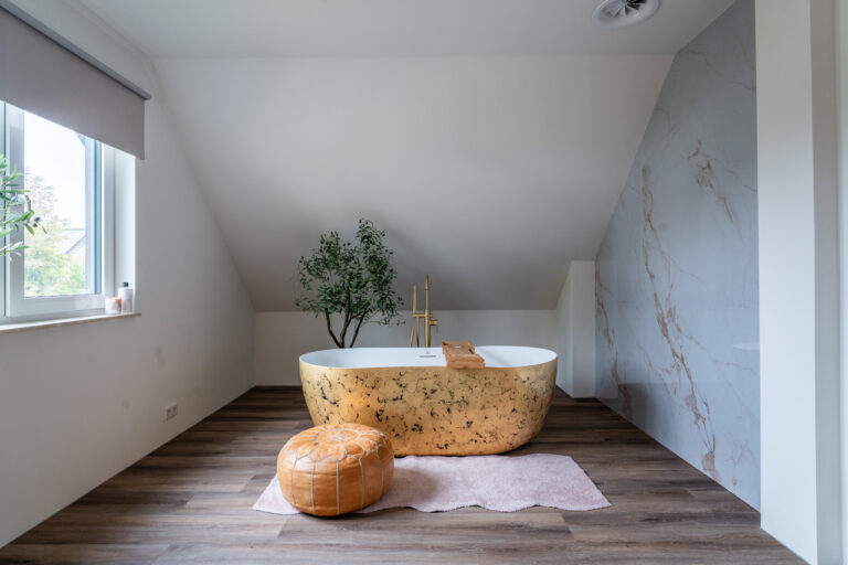 Warm modern interieur met jungle kinderkamer