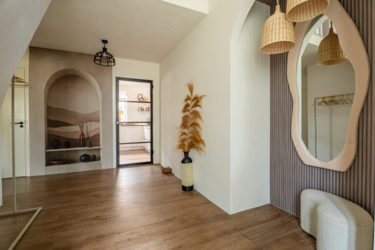 Warm modern interieur met jungle kinderkamer