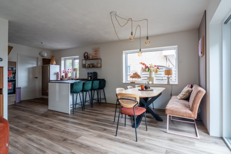 Warm modern interieur met jungle kinderkamer