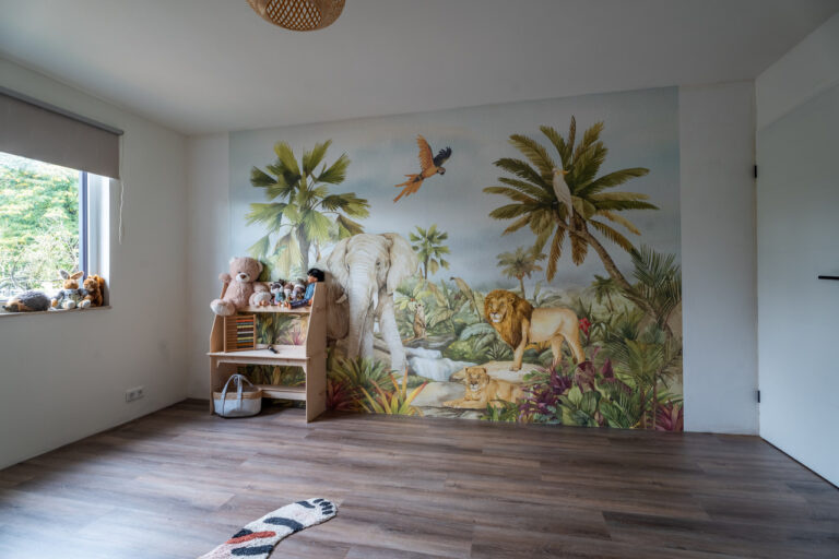 Warm modern interieur met jungle kinderkamer
