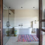 Appartement met kleurrijk interieur badkamer