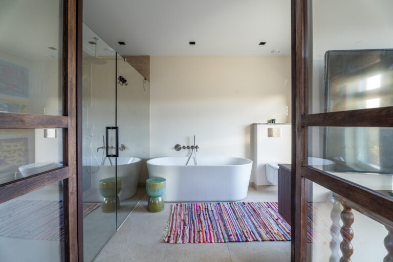 Appartement met kleurrijk interieur badkamer