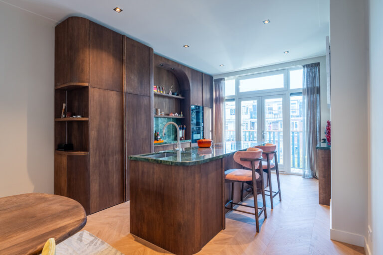Appartement met kleurrijk interieur keuken