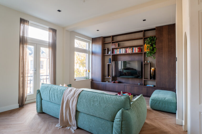 Appartement met kleurrijk interieur zithoek