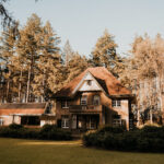 Moderne kleurrijke bosvilla