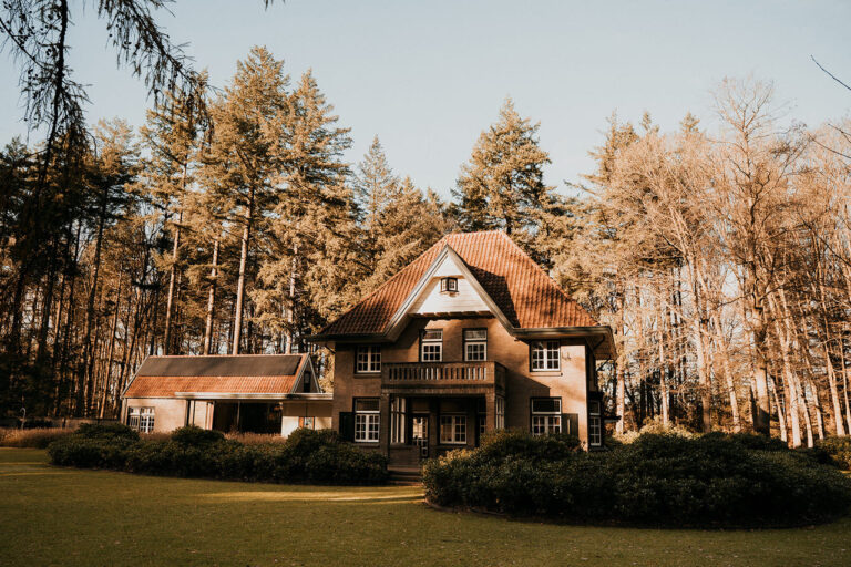 Moderne kleurrijke bosvilla