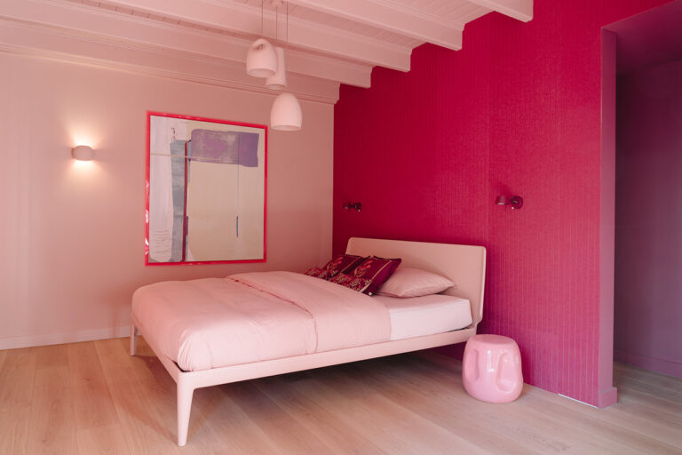 Moderne kleurrijke bosvilla slaapkamer