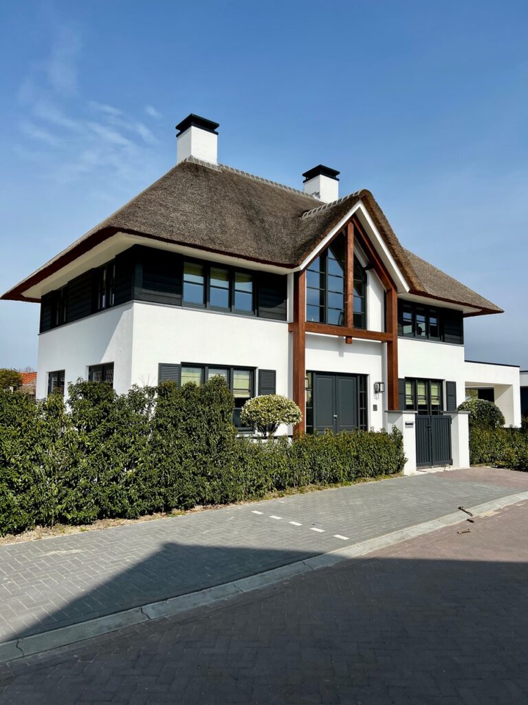 Luxe moderne villa met rieten kap