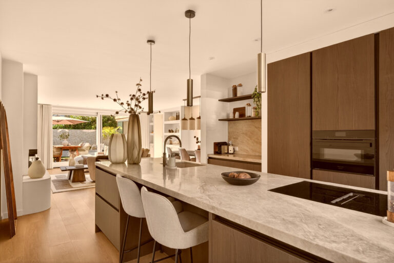 Japandi shootlocatie met mediterrane tuin​ keuken