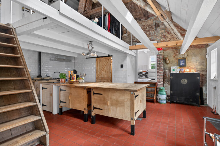 Vintage veerhuis aan het water keuken