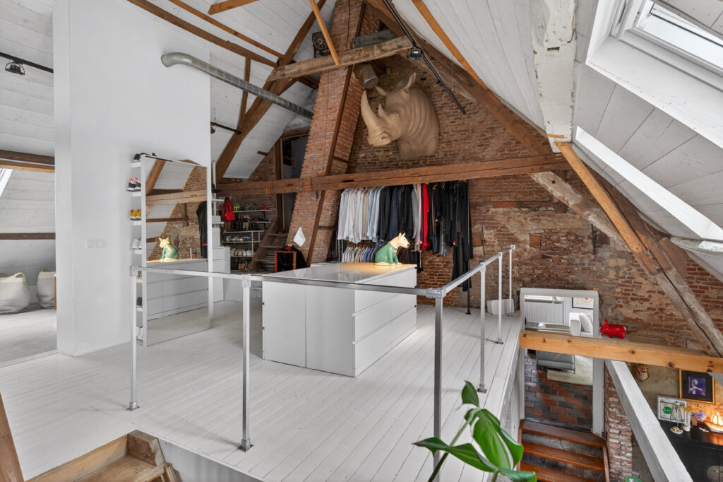 Vintage veerhuis aan het water kleedkamer
