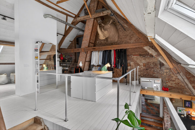 Vintage veerhuis aan het water kleedkamer