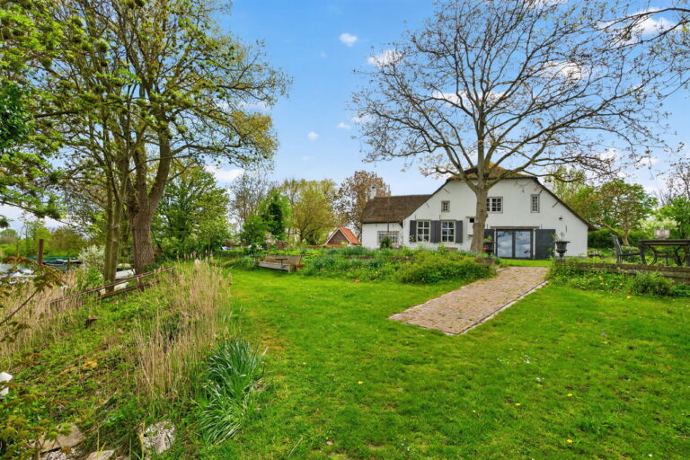 Vintage veerhuis aan het water