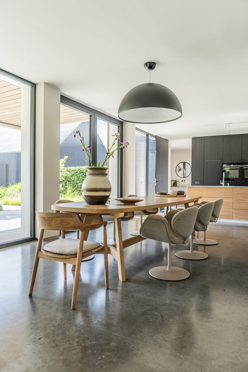 Landelijke villa met zwembad eettafel