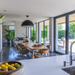 Landelijke villa met zwembad eettafel