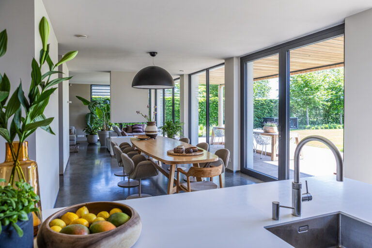 Landelijke villa met zwembad eettafel