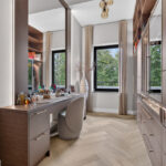 Minimalistisch luxe appartement inloopkast