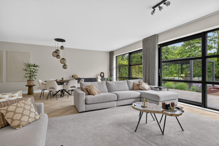 Minimalistisch luxe appartement woonkamer
