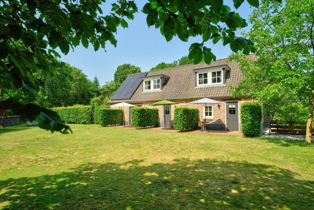 Authentieke hoeve met eikenhouten gebinten tuin