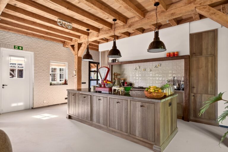 Authentieke hoeve met eikenhouten gebinten keuken