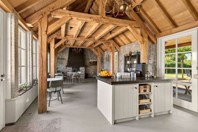 Authentieke hoeve met eikenhouten gebinten keuken