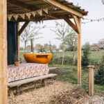 Bohemian tiny house shootlocatie tuin
