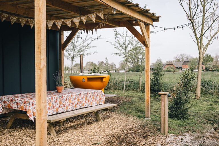 Bohemian tiny house shootlocatie tuin