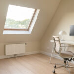 Minimalistisch appartement met hoge plafonds kantoor